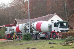 Die Betonmischer rücken an um die Bodenplatte zu betonieren.