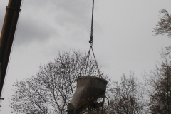 Dazu muss der Beton ca. 30m in Richtung Wald transportiert werden.