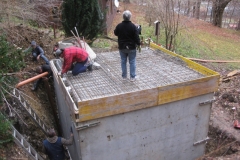 Auch die Wände der neuen Abwassergrube stehen.