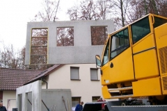 Ein schwerer Autokran hebt die Teile millimetergenau an ihren Platz.