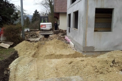 Jetzt noch die Terasse aufgraben um neue Regenwasserrohre zu verlegen.
